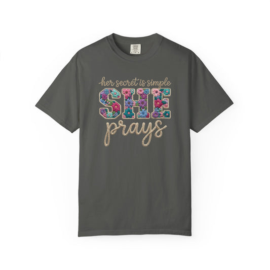 She Prays - Graphic T-Shirt